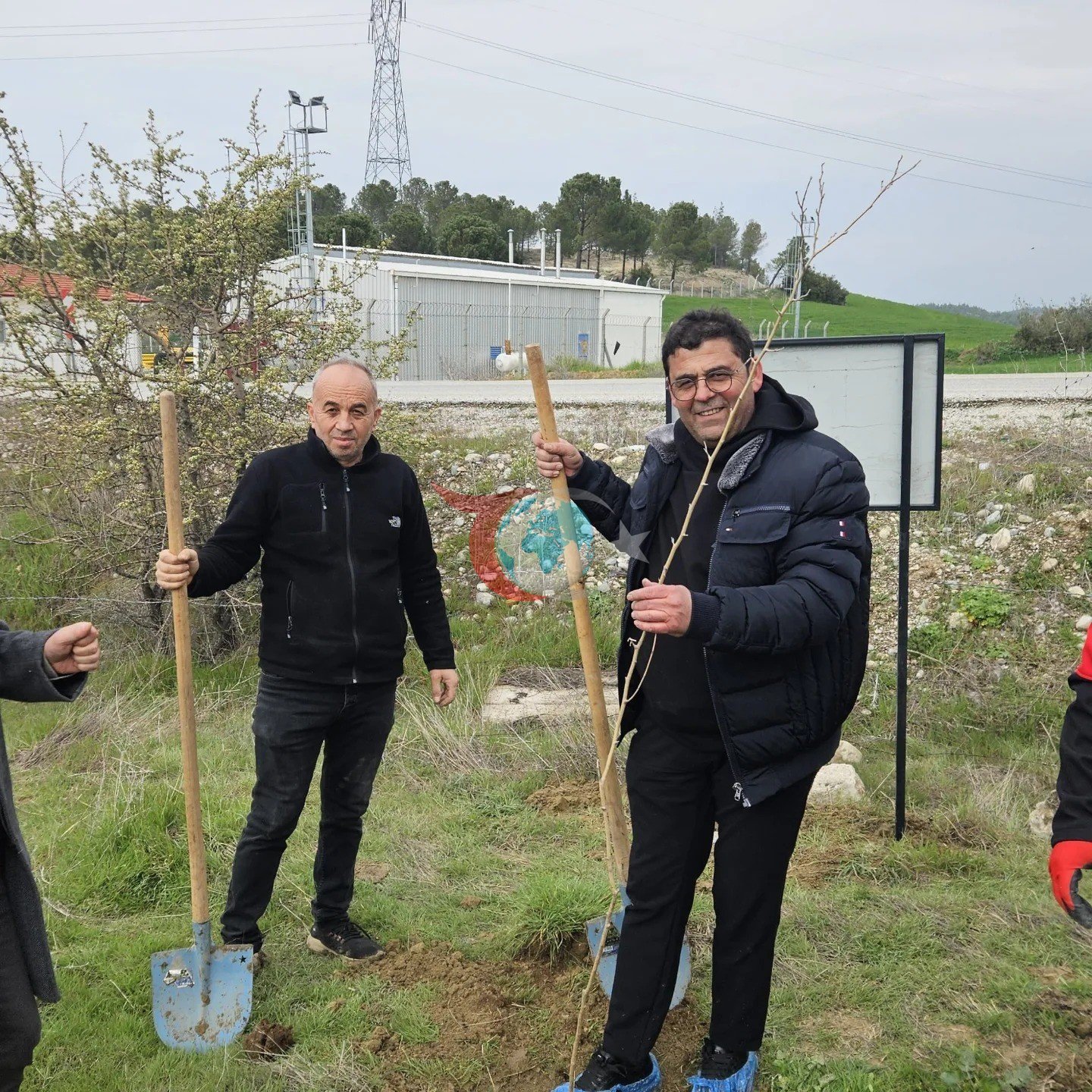 CHP&rsquo;li başkandan galoşlu fidan dikimi