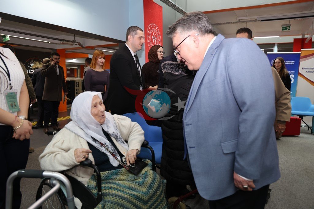 Öğrenciler ve huzurevi sakinleri kuşaklar arası etkileşime dikkat çekti