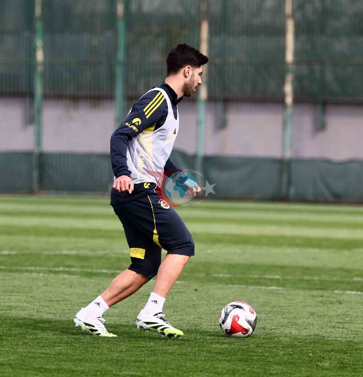 Fenerbahçe günün ilk antrenmanını yaptı