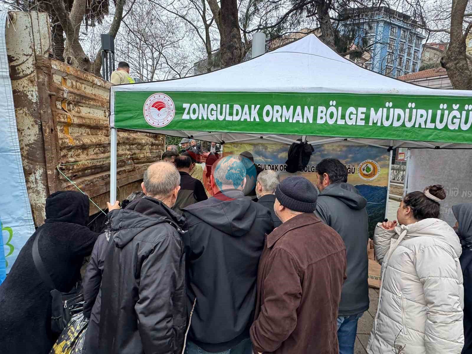 Zonguldak&rsquo;ta ücretsiz fidan dağıtımı kalabalığa neden oldu
