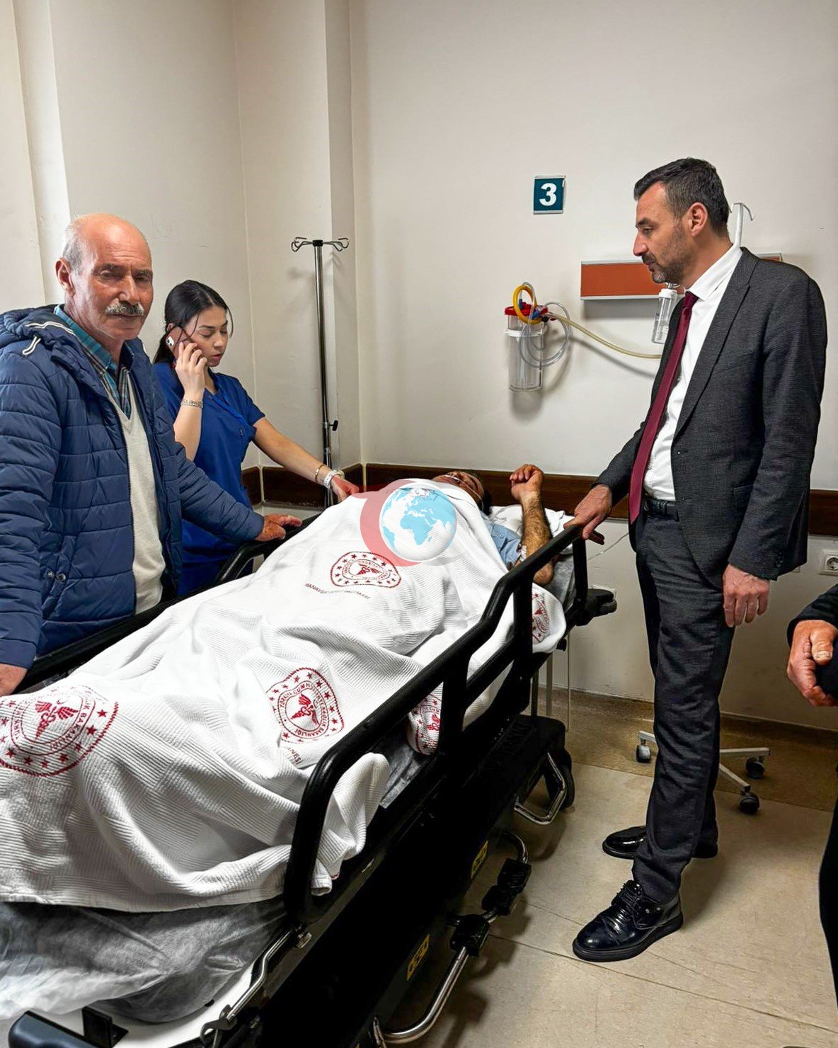 Başkan Vekili Çiçek, hastaneye giderek kazada yaralanan personelin durumu hakkında bilgi aldı