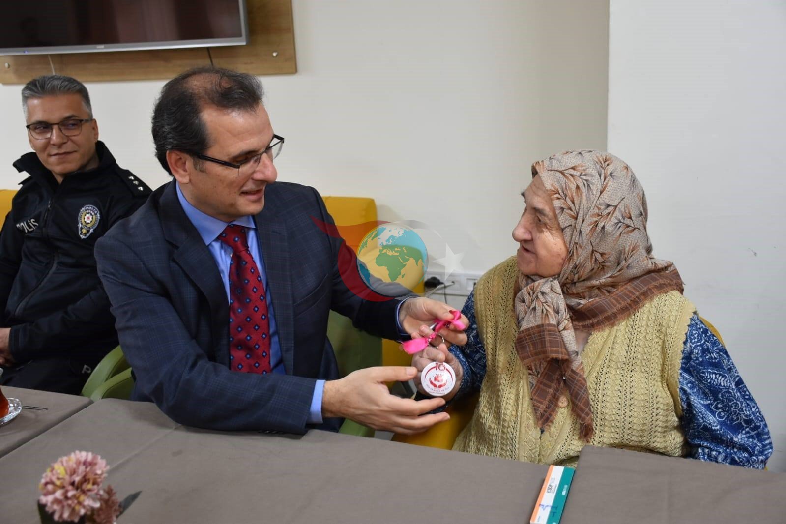 Salihli huzurevi sakinleri hünerlerini sergiledi