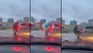 Pendik’te yol verme kavgası kamerada Sürücüyü araçtan indirmeye çalıştı