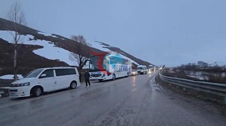 Yüksekovada heyelan karayolunu yuttu, ilçenin çevre illerle ulaşımı kesildi