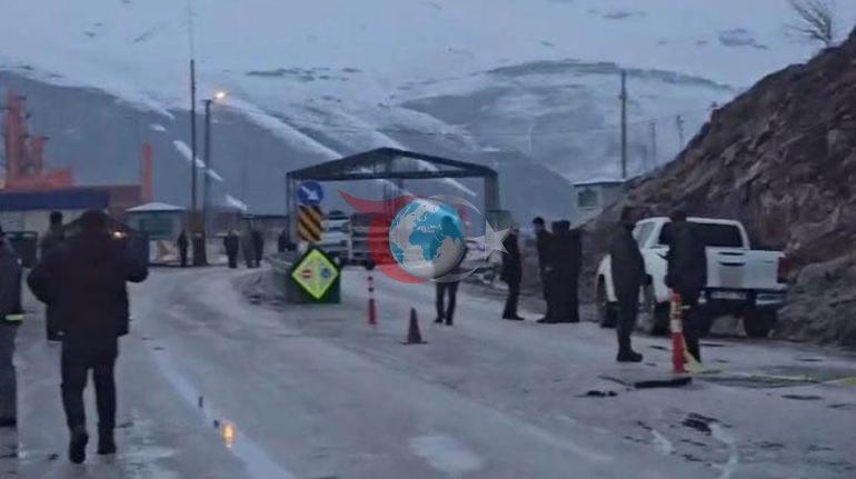 Yüksekovada heyelan karayolunu yuttu, ilçenin çevre illerle ulaşımı kesildi