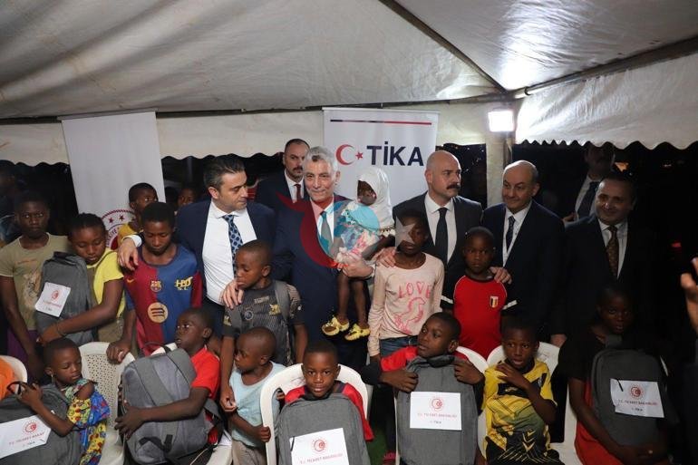Bakan Bolat, Kamerunda ‘Sokak Çocuklarına Serigrafi Baskı Atölyesi Projesi’ni ziyaret etti