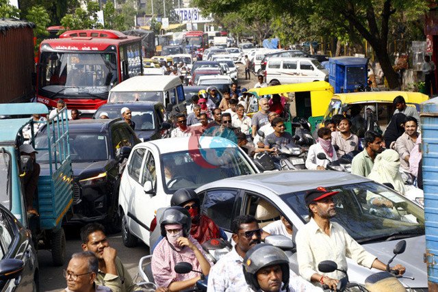 Hindistan’da akaryakıt istasyonunda kuyruklar 500 metreyi aştı - Resim: 1