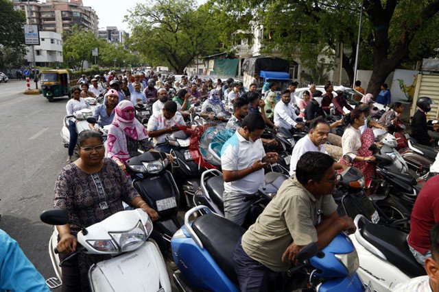 Hindistan’da akaryakıt istasyonunda kuyruklar 500 metreyi aştı - Resim: 2