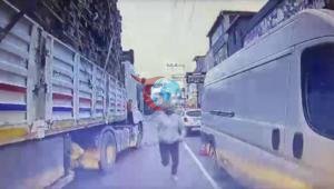 Trafikte dehşet Baba-oğul TIRdan indi, bıçak çekti: Tutuklandılar