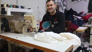 Hatay’da bir terzi dükkan camına astı Yazıyı gören fotoğraf çekmeden geçemiyor