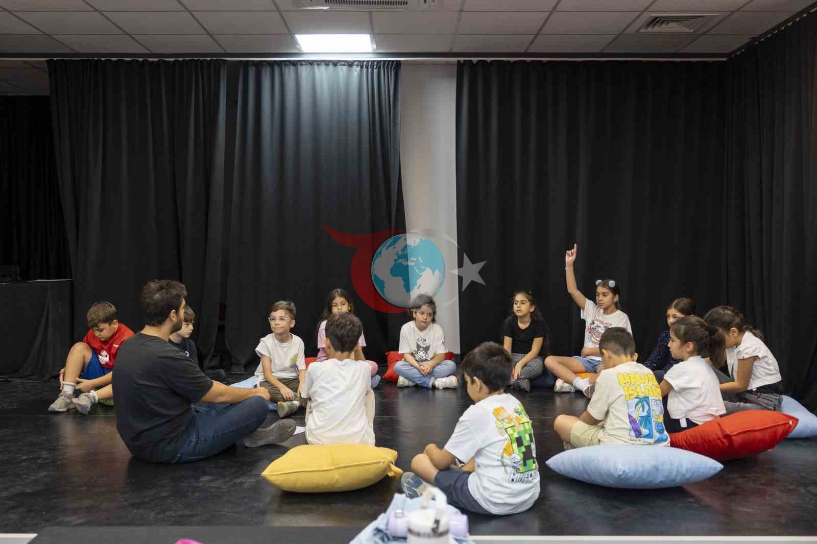 Mersin Şehir Tiyatrosu ’Dünya Tiyatro Günü’nü binlerce seyirciyle kutladı
