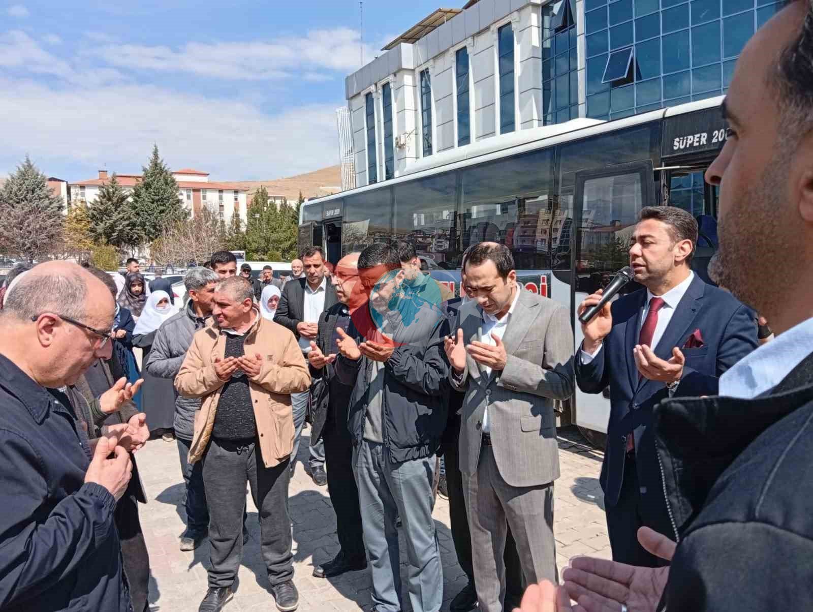 Kovancılar&rsquo;da umre kafilesi dualarla uğurlandı