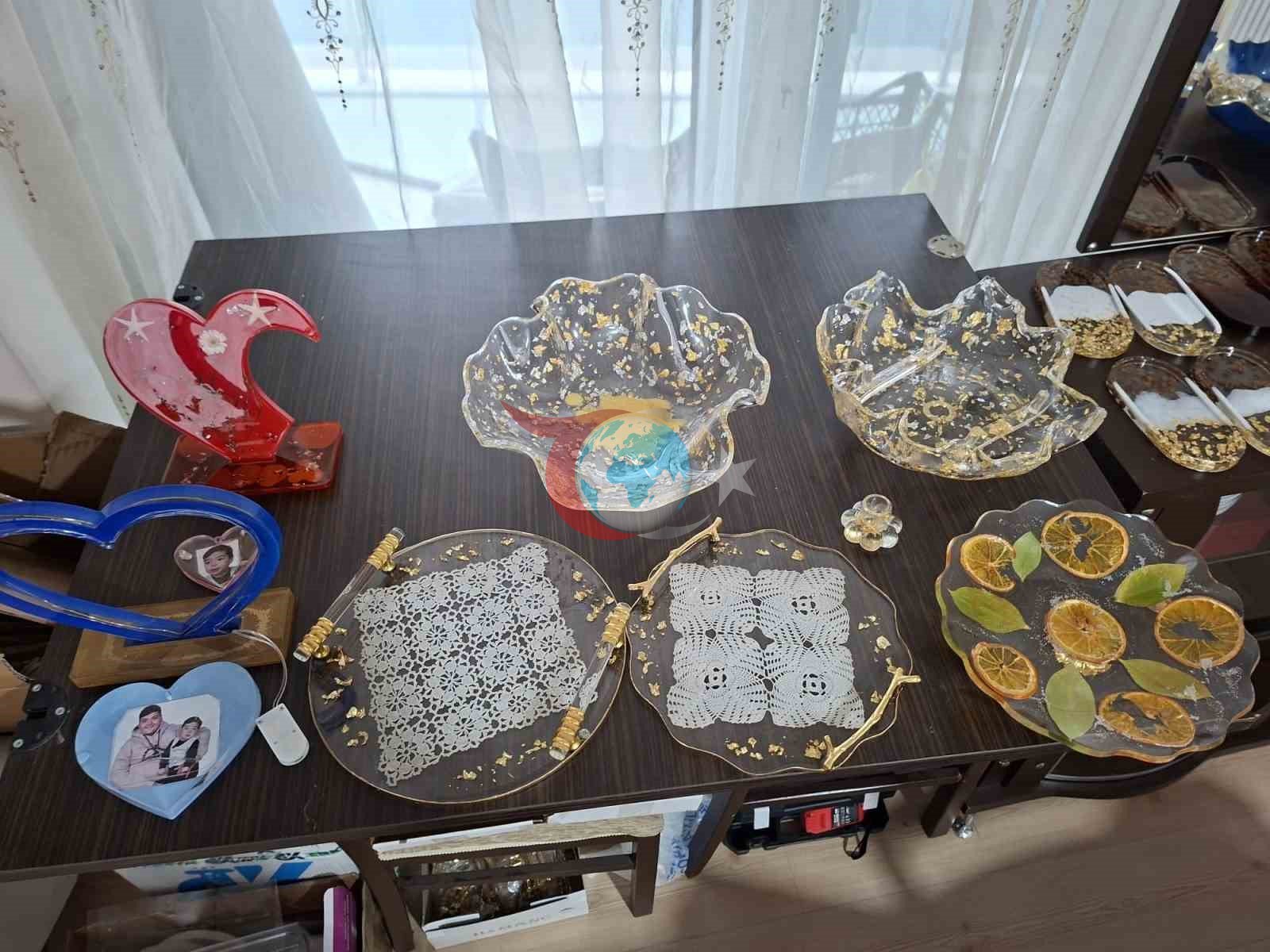 Oğlunun tedavi masrafları için evini atölyeye çevirdi