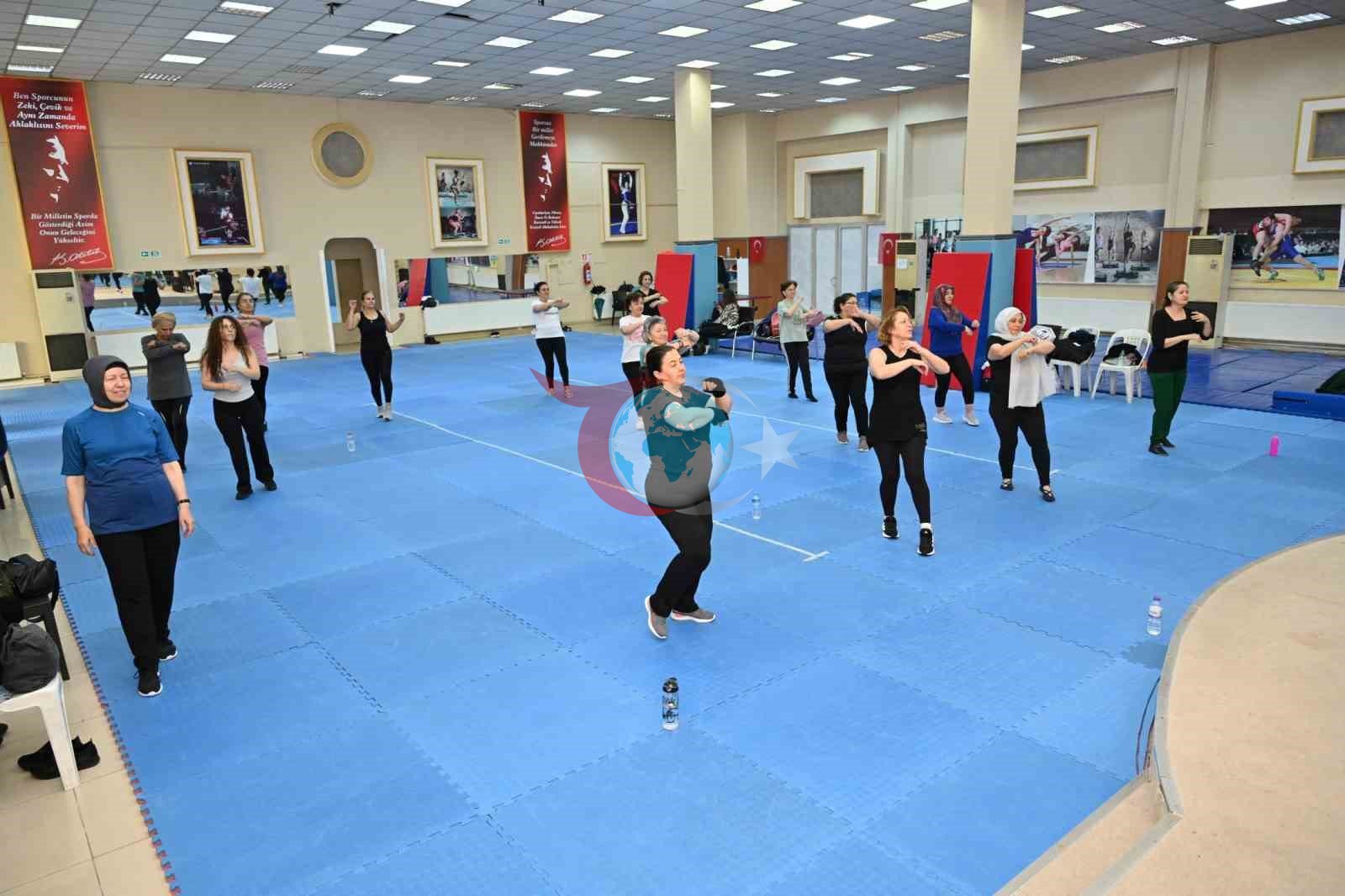Kadınlar zumba ile hem spor yapıyor hem sosyalleşiyor