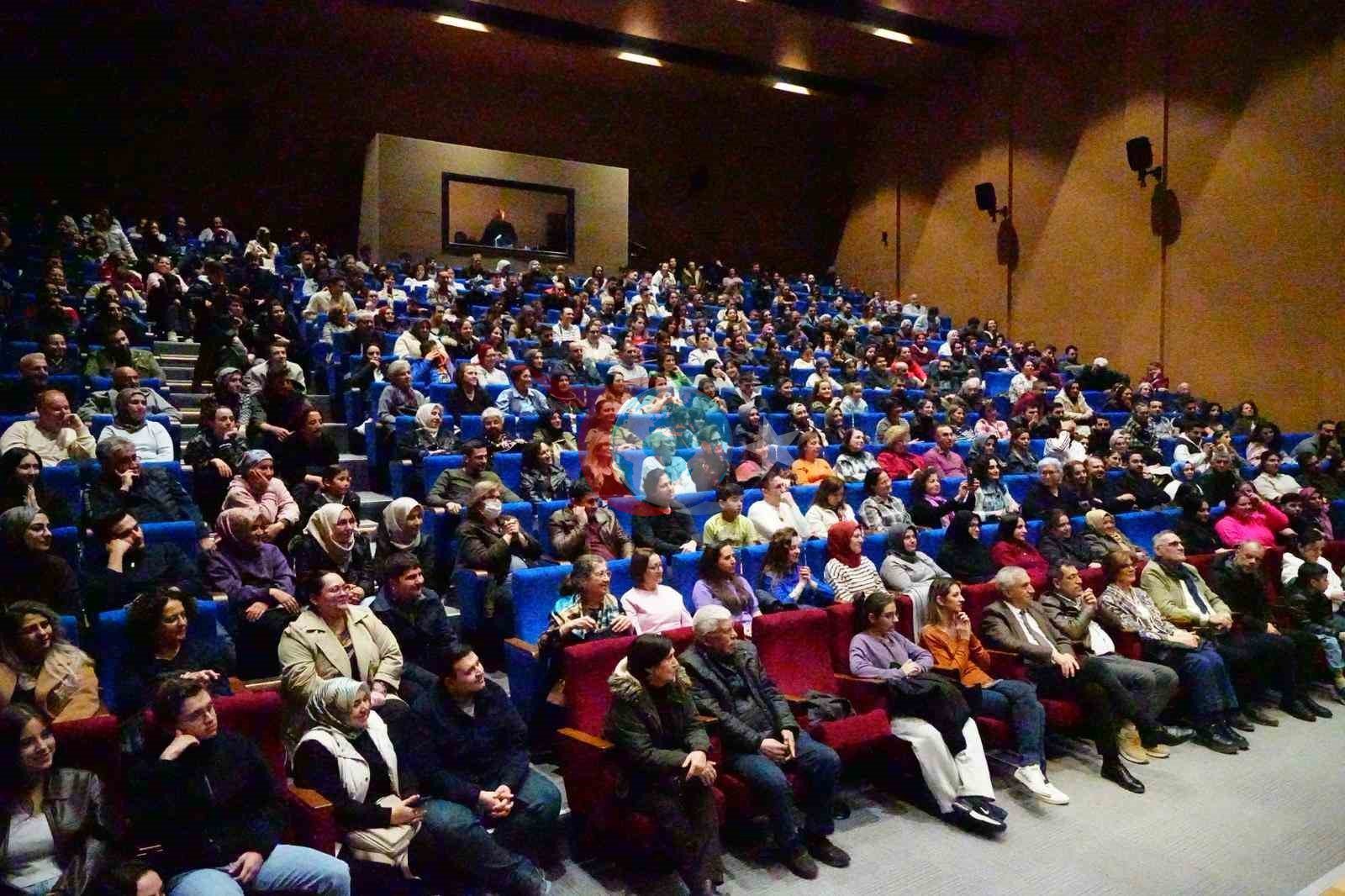 Turgutlu’da ‘Aşk-ı Müebbet’ oyununa büyük ilgi