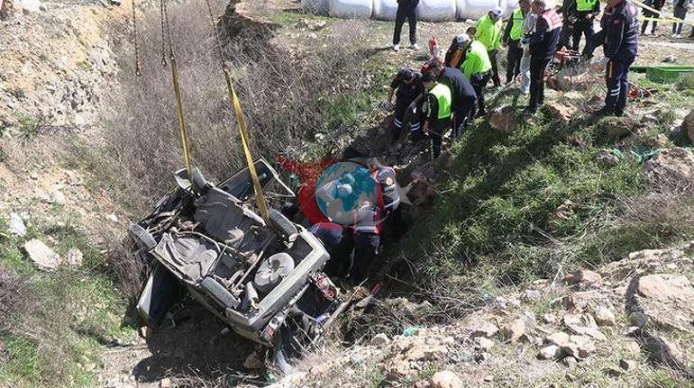 Kütahyada şarampole devrilen otomobildeki 2 kişi öldü