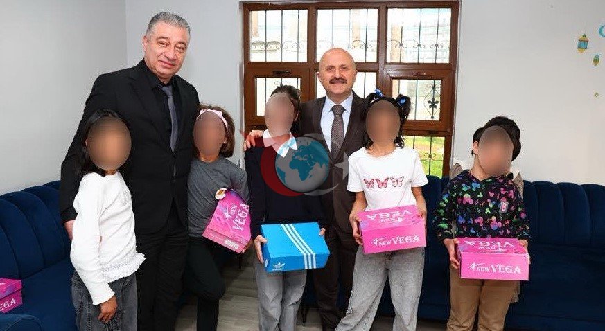 Vali Varol, çocuk evlerinde kalan çocuklara hediyelerini takdim etti