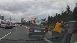 Trafikte skandal olay! Aracından indi, diğer araçtaki sürücüye tokat attı