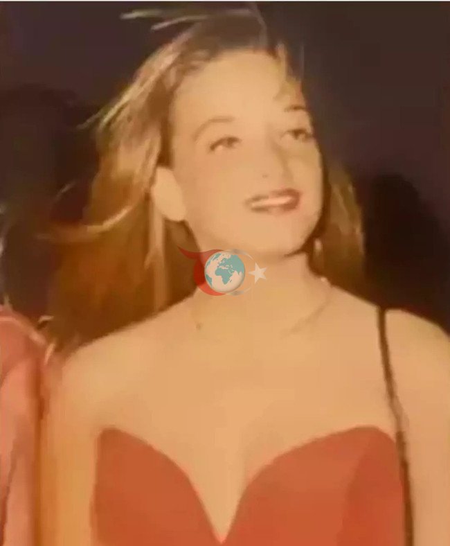 Saba Tümer gençlik pozunu paylaştı! Beğeni yağdı - Resim : 1