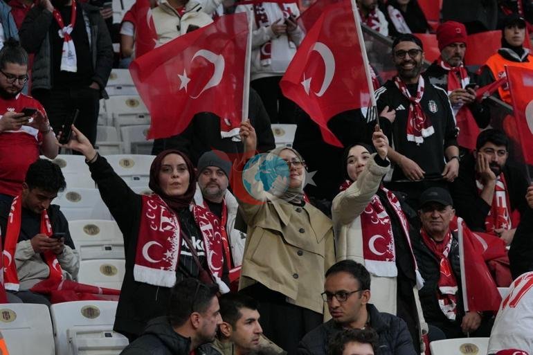 Milli maรงtan renkli kareler