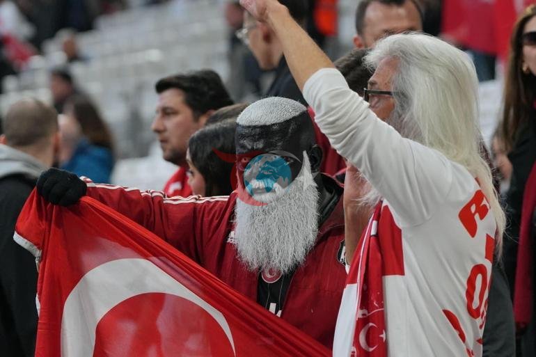 Milli maรงtan renkli kareler