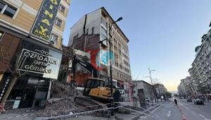 Yıkım sırasında korkulan oldu 21 daire hemen boşaltıldı
