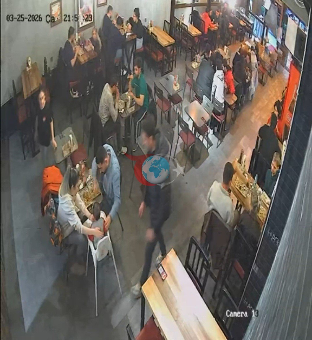 Bebeği Heimlich manevrası ile kurtardı