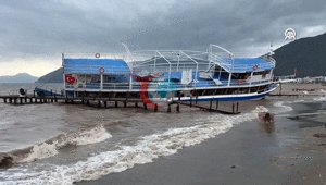 Marmariste sağanak yağış ve fırtına 4 tekne karaya oturdu