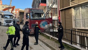 Kağıthane’de Yokuşta tehlikeli anlar Kayan kamyon sürücüsünü bahçeye savurdu