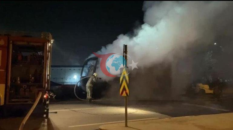 İstanbulda park halindeki midibüs alev alev yandı
