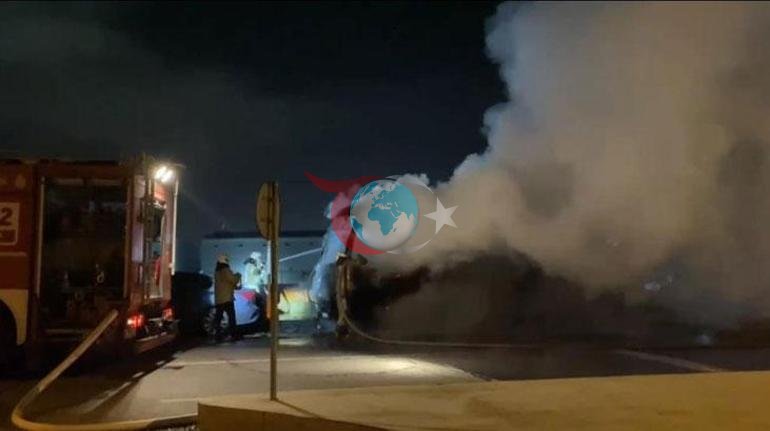 İstanbulda park halindeki midibüs alev alev yandı