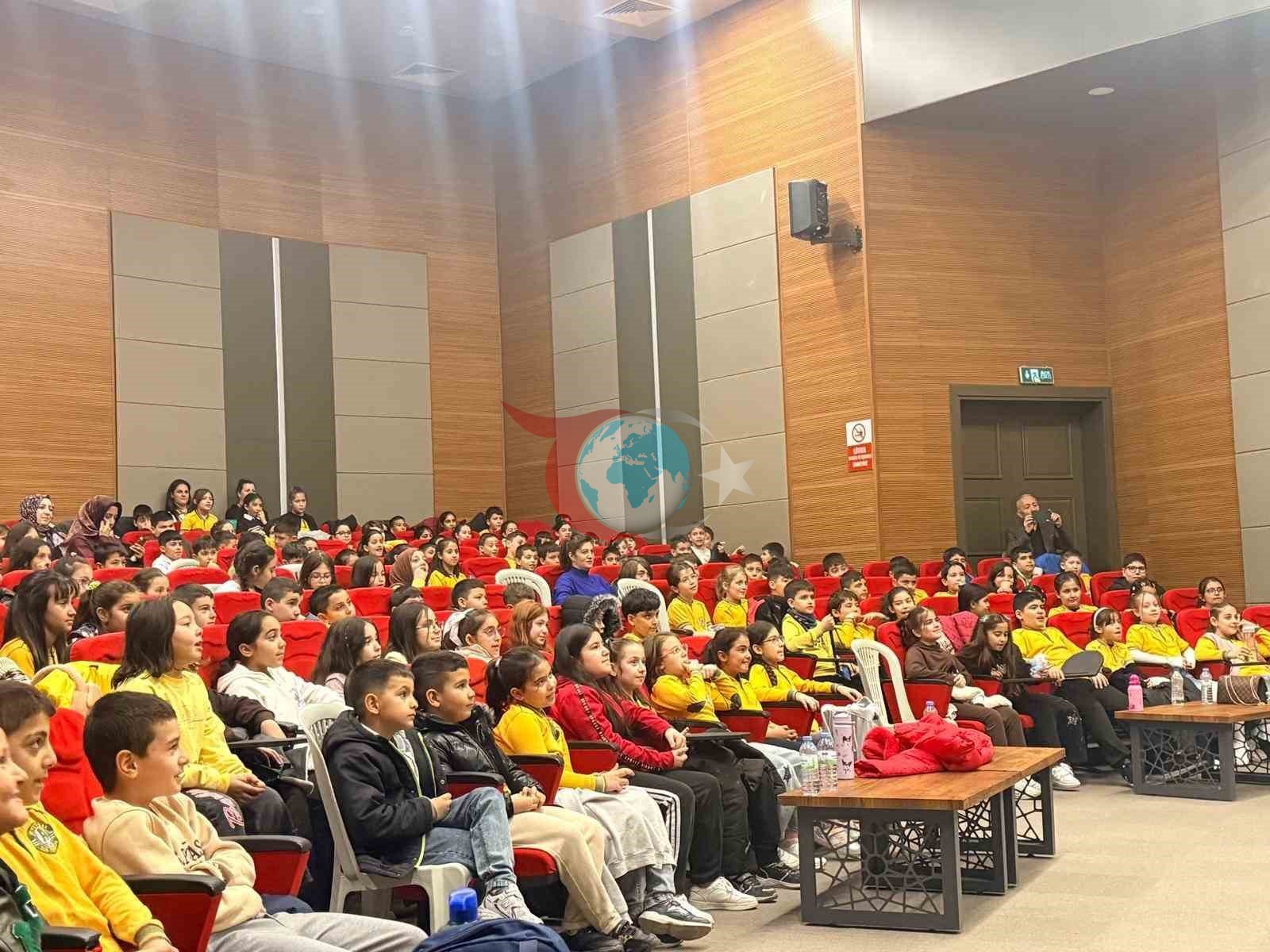 İlkokul öğrencilerinin tiyatro coşkusu