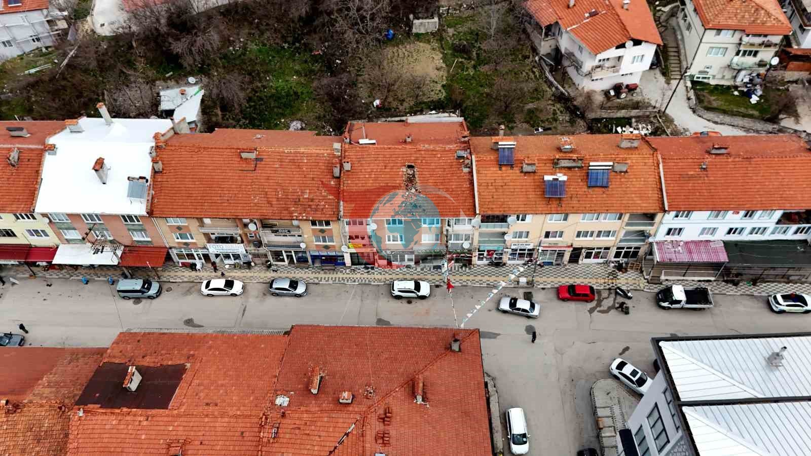 Çürüyen baca otomobilin üzerine yıkıldı