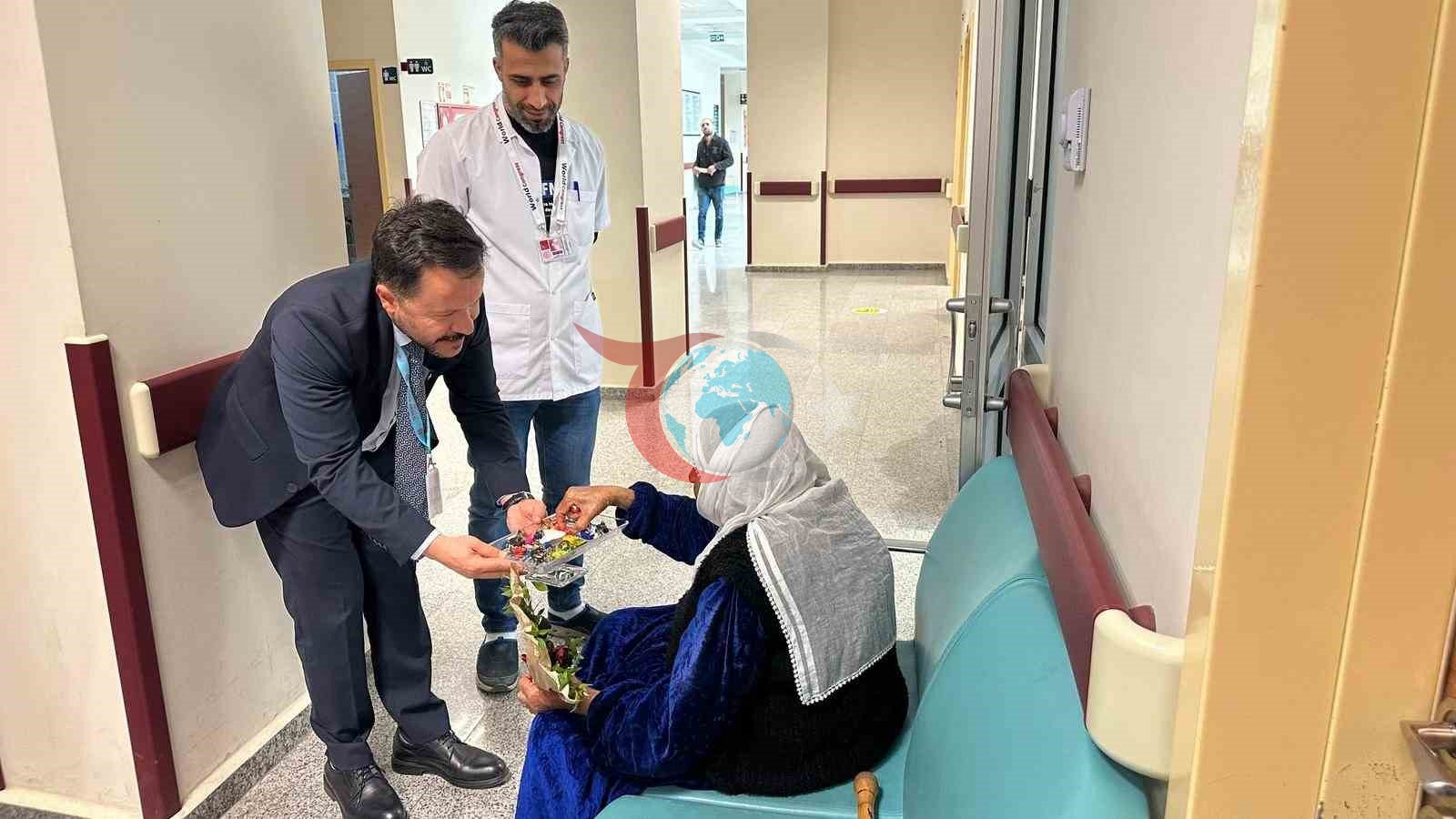 Silvan&rsquo;da Yaşlılar Haftası&rsquo;nda hastaneye gelen yaşlılar yalnız bırakılmadı
