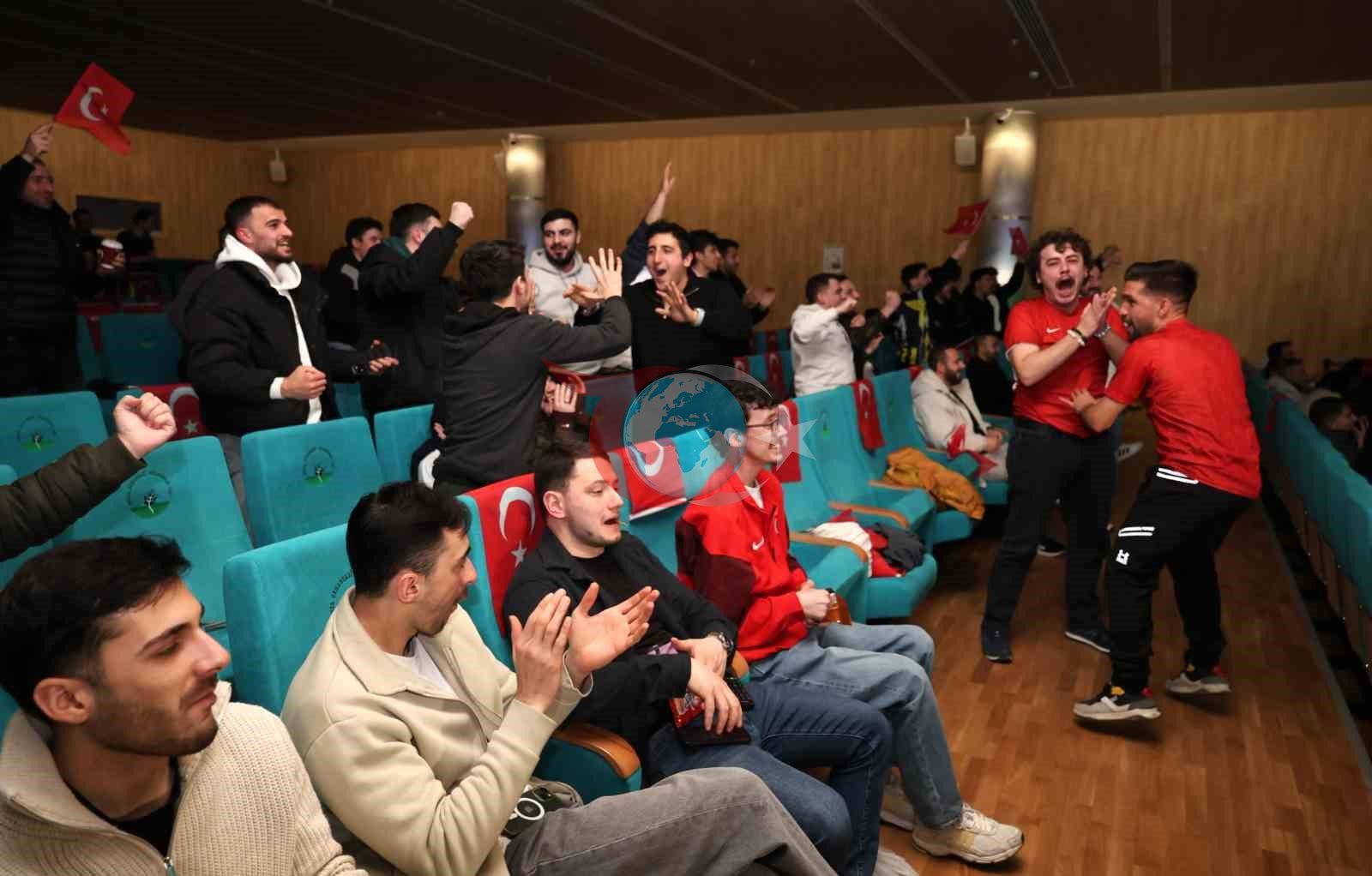 Osmangazi'de Milli Takım Maçı Dev Ekranda Heyecan Yarattı