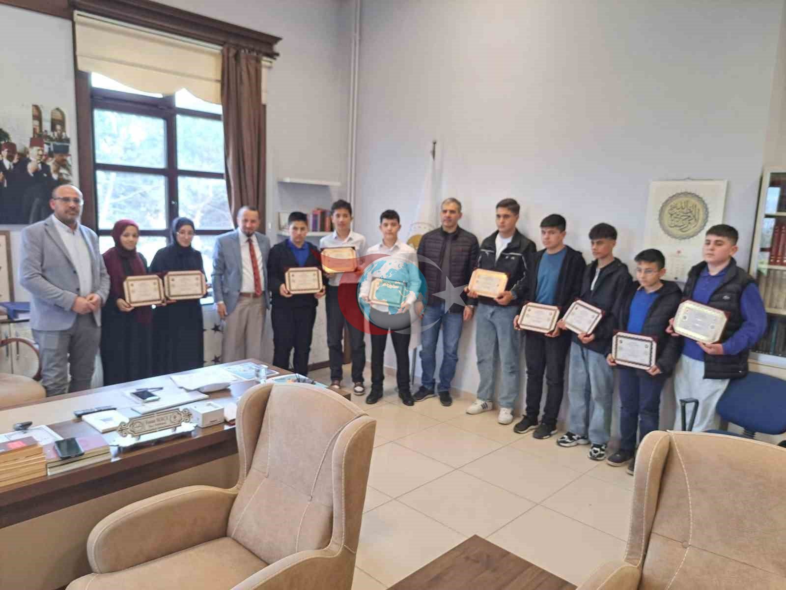 Simav'da Hafızlık Belgesi Alan 10 Öğrenci Gururla Belgelerini Aldı