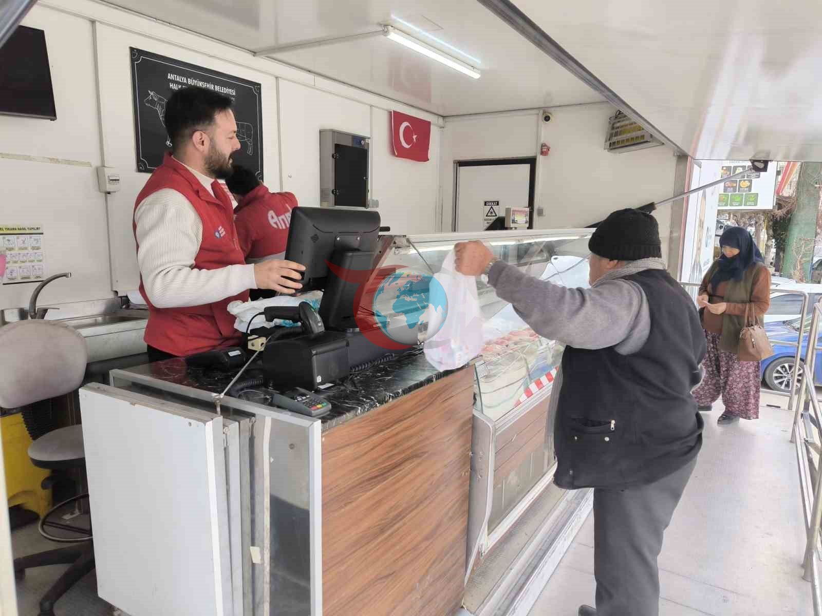 Halk Et Mobil Satış Tırı’na ilçelerde yoğun ilgi