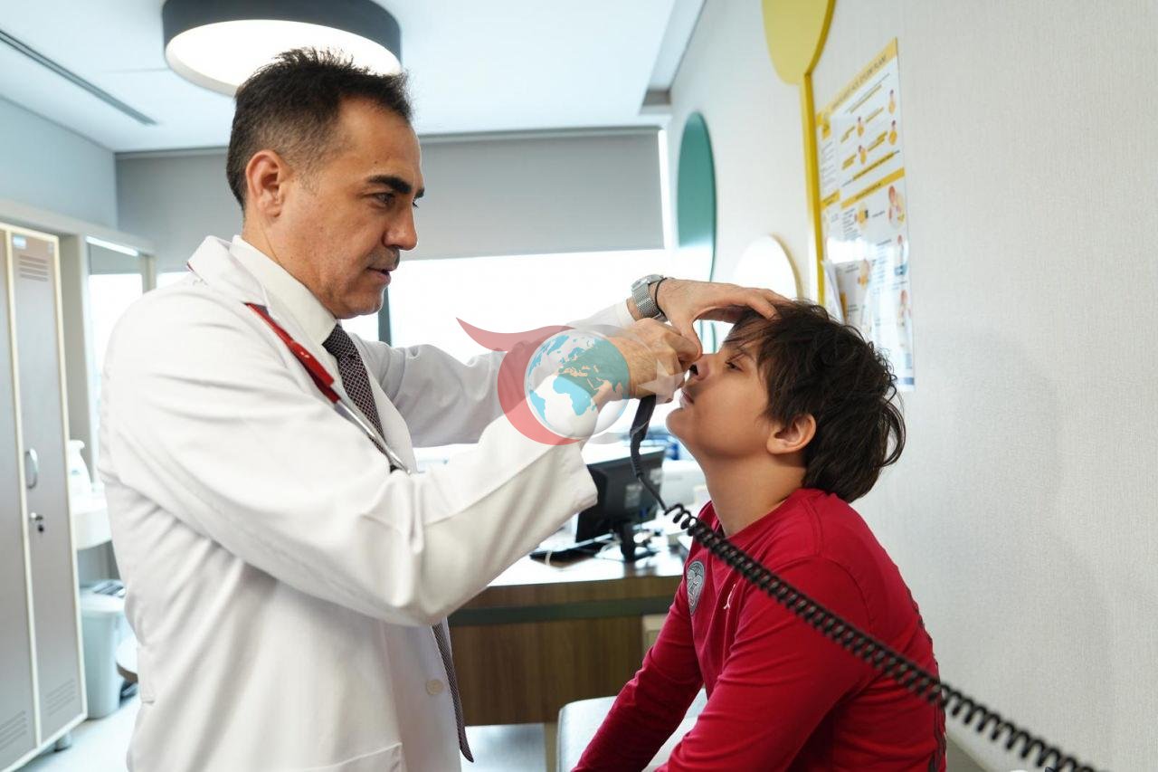 edipol Sağlık Grubu’ndan Çocuk İmmünoloji ve Alerji Hastalıkları Uzmanı Prof. Dr. Hikmet Tekin Nacaroğlu, çocuk bir hastasını tedavi ediyor. 