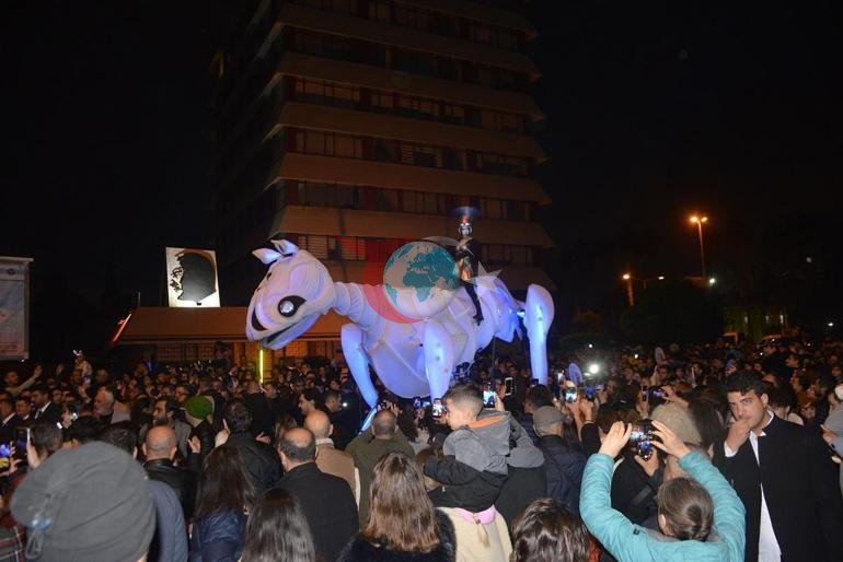 25’inci Uluslararası Adana Tiyatro Festivali, renkli kortejle ‘Perde’ dedi