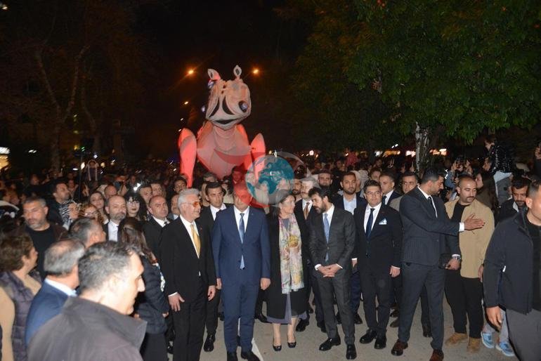 25’inci Uluslararası Adana Tiyatro Festivali, renkli kortejle ‘Perde’ dedi