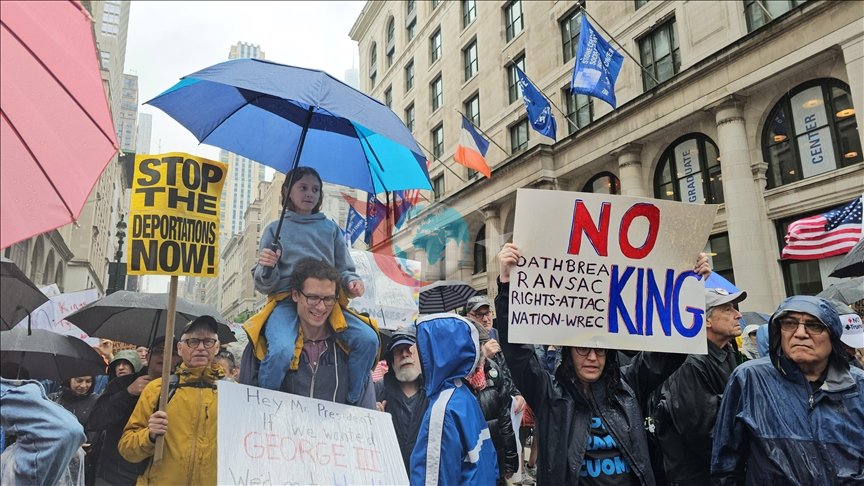 ABD'de milyonlarca kişi 'Krallara hayır' diyerek Trump yönetimini protesto etti