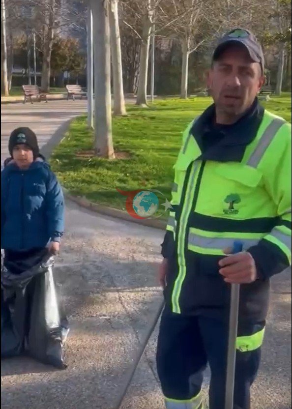 Küçük oğluyla birlikte çalışan temizlik işçisi duygulandırdı