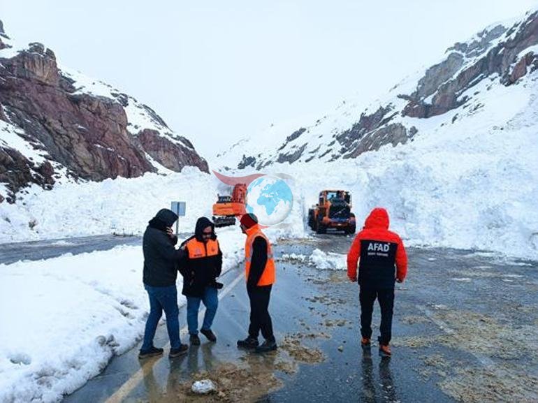 Van-Hakkari yolunda çığ felaketi Gece boyunca süren kritik müdahale sonrası yol açıldı