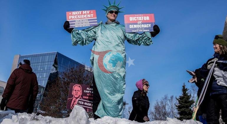 ABDde milyonlar Trumpa karşı sokaklara döküldü 50 eyalette Krallara Hayır eylemleri