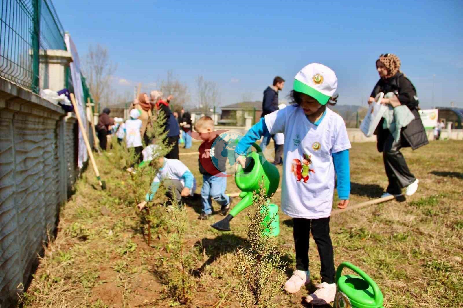 Düzce&rsquo;de yüzlerce fidan toprakla buluştu