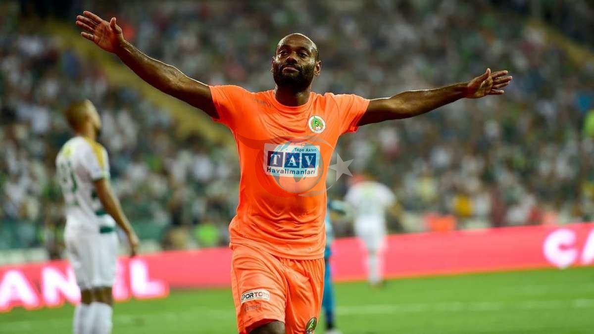 Vagner Love'ın Alanyaspor'da forma giydiği dönemden bir kare