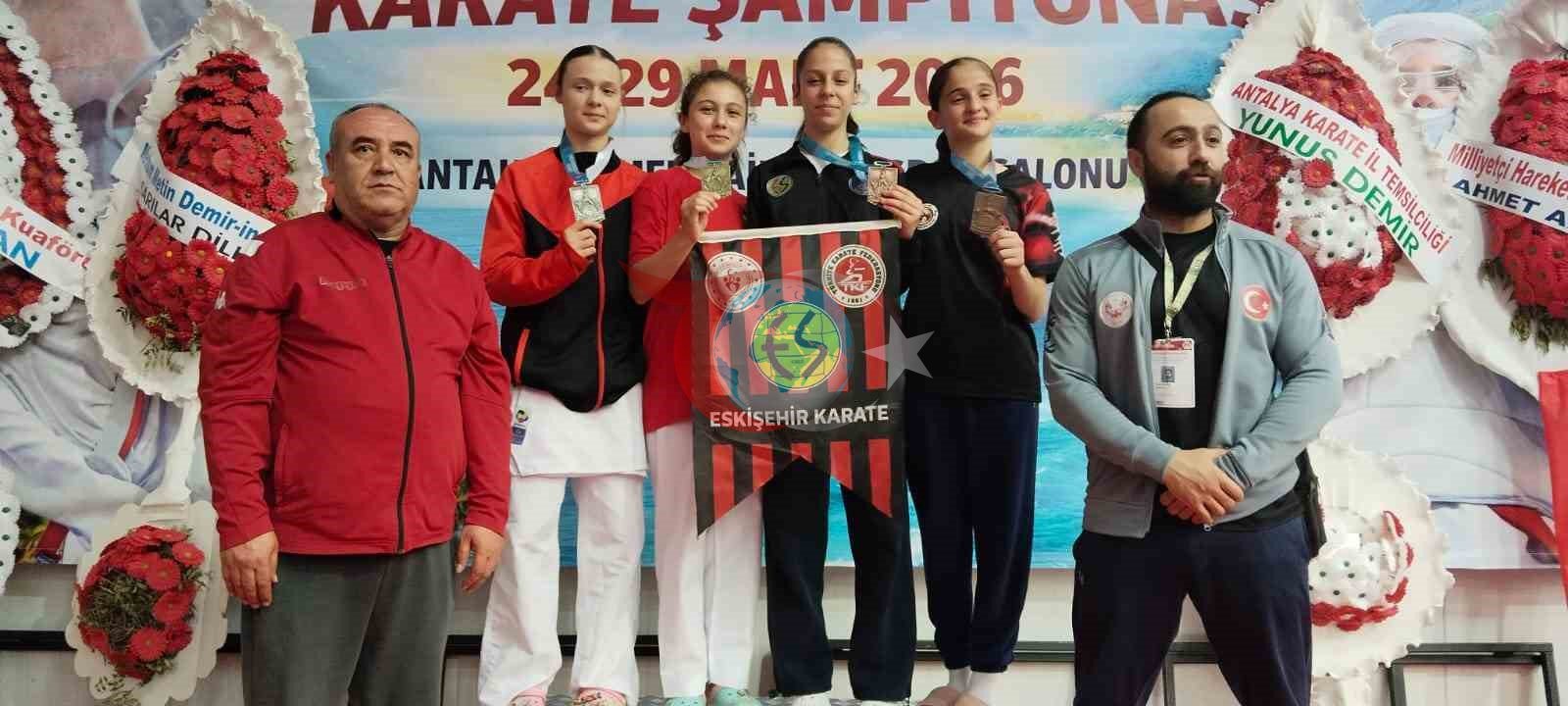 Eskişehirli karateciler Türkiye Şampiyonası’ndan madalyalarla döndü