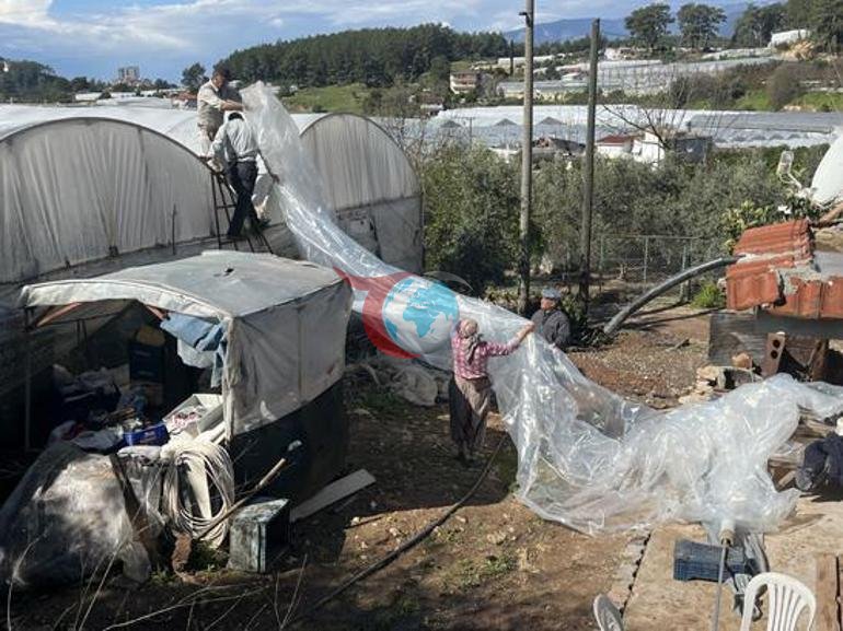 Antalya Kumluca’da hortum felaketi: Seralar zarar gördü, üreticiler sabah hasarı tespit etti