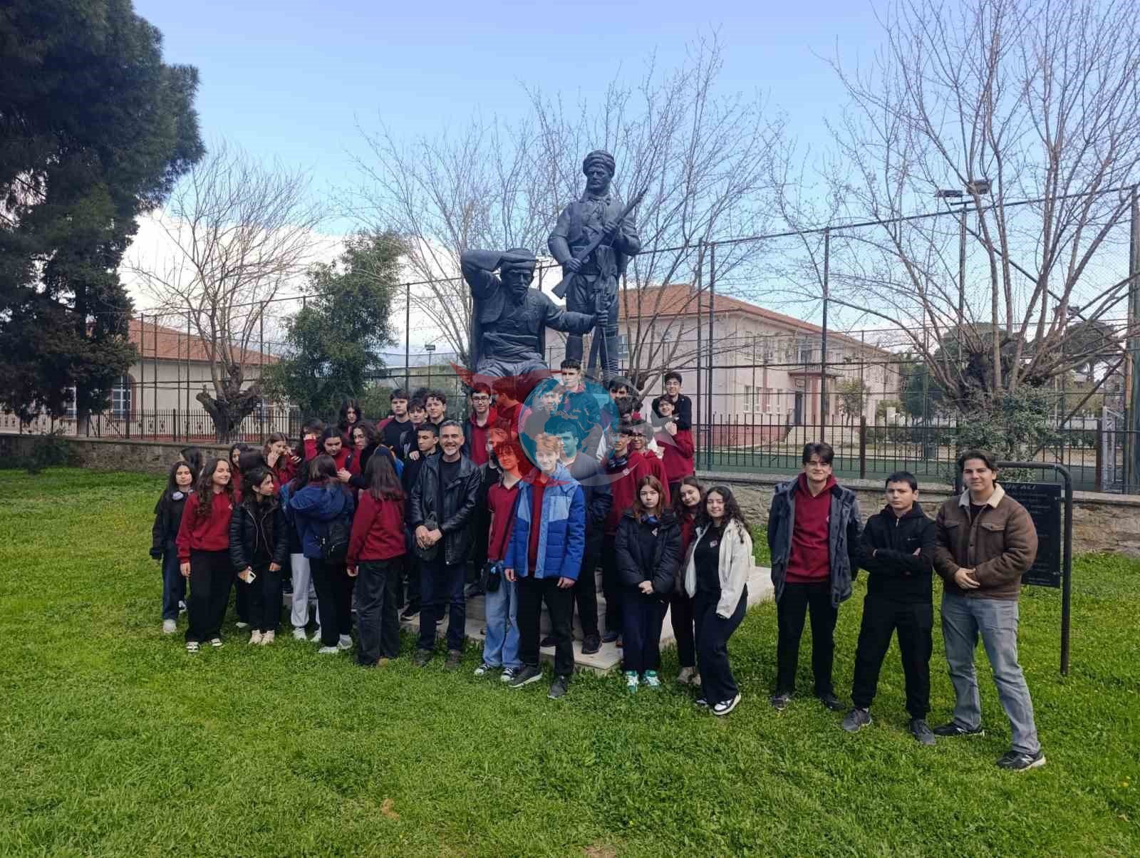 Aydın’da öğrenciler şehitleri andı