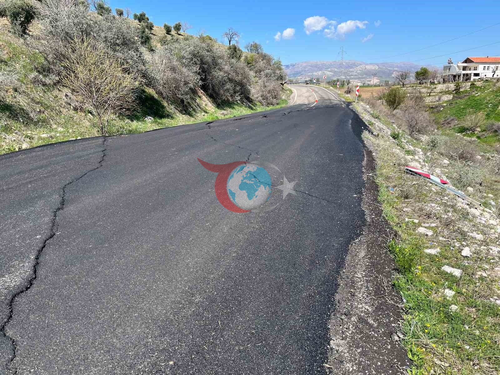Çökmelerin olduğu yol kazalara davetiye çıkarıyor